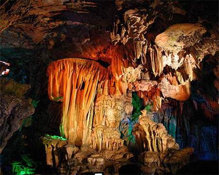 La Grotte de la Flute de Roseau